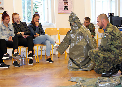 Zkouška  protichemického obleku některé studentky dost pobavila