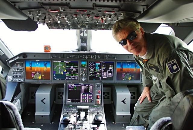Zkušební pilot ukazuje moderní pilotní kabinu