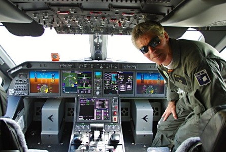 Zkušební pilot ukazuje moderní pilotní kabinu