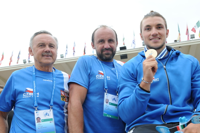 Zlatý Martin Fuksa se svými trenéry - dědou Josefem a tátou Petrem.