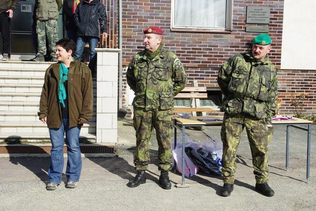 Zleva starostka D.Vilémovic, pplk. Losenický, npor. Hanák
