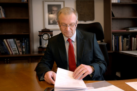 Vláda schválila novely tří branných zákonů