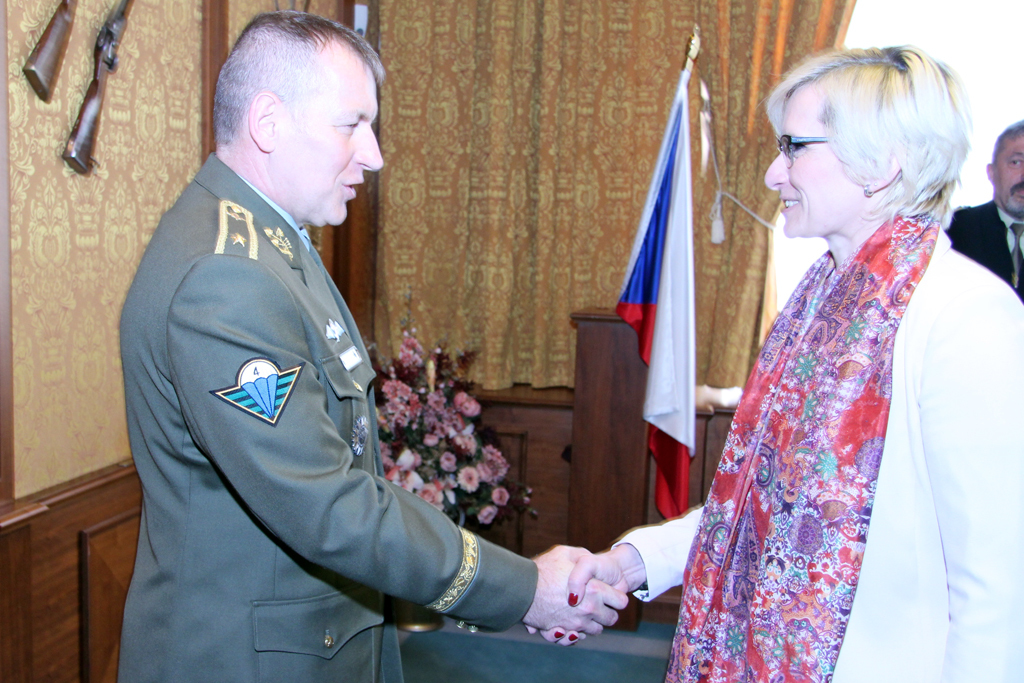 Ministryně obrany Karla Šlechtová gratuluje generálovi Hlaváčovi ke jmenování do funkce