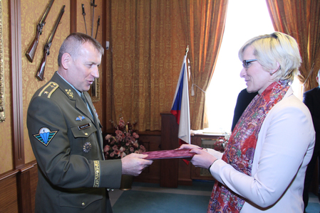 Ministryně obrany Karla Šlechtová předává jmenovací dekret brigádnímu generálovi Miroslavu Hlaváčovi