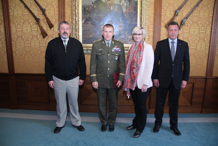 Jmenování se účastnili náčelník GŠ AČR generálporučík Aleš Opata a státní tajemník MO Petr Vančura