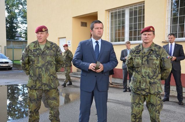 Zprava podplukovník Jan Štěpánek, Jan Hamáček, plukovník Miroslav Hlaváč sledují dynamickou ukázku