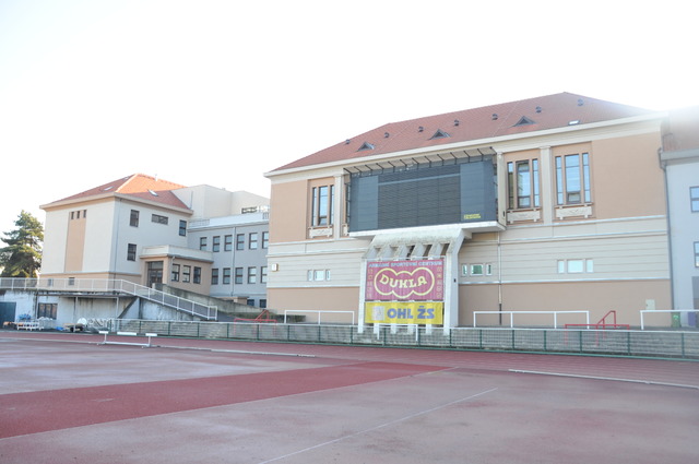 Zrekonstruovaná budova lázní z pohledu ze stadionu