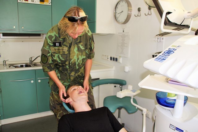 Zubařské křeslo je stejné v nemocnici i v poli