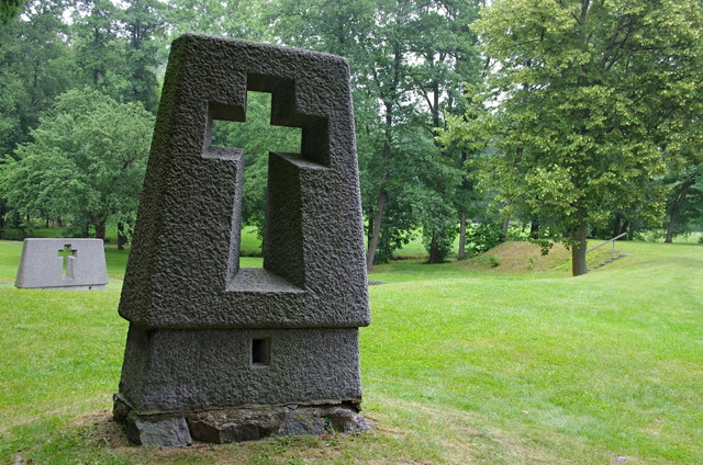 Žulové památníky na místech půdorysů domů