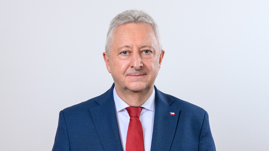 Nákupy bez zprostředkovatelů, rekordní rozpočet i nábor: Ministr obrany předstoupil před Sněmovnu s bilancí výsledků resortu