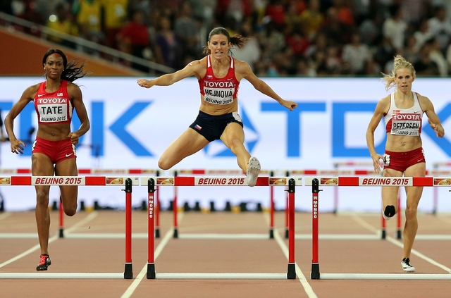 Zuzana Hejnová na poslední překážce ve finálovém závodu na 400 metrů