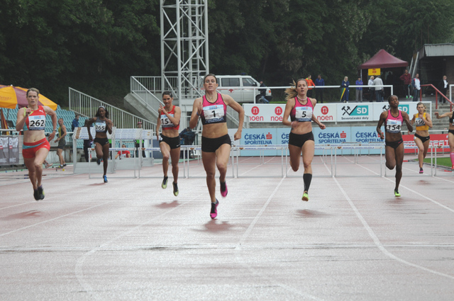 Zuzana Hejnová (č.1) zvítězila na 400 m přek.