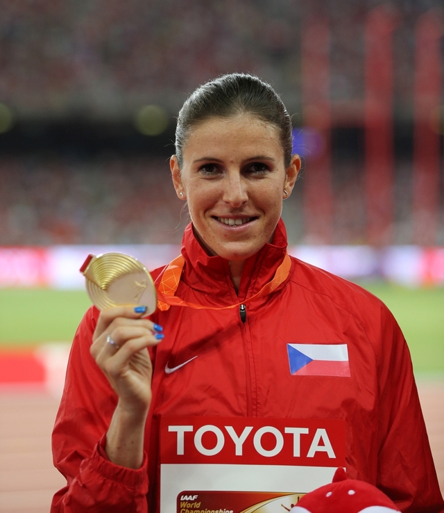 Zuzana Hejnová se zlatou medailí z MS v Pekingu