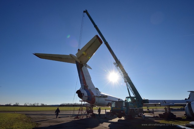 Demontáž směrovky za pomoci jeřábu