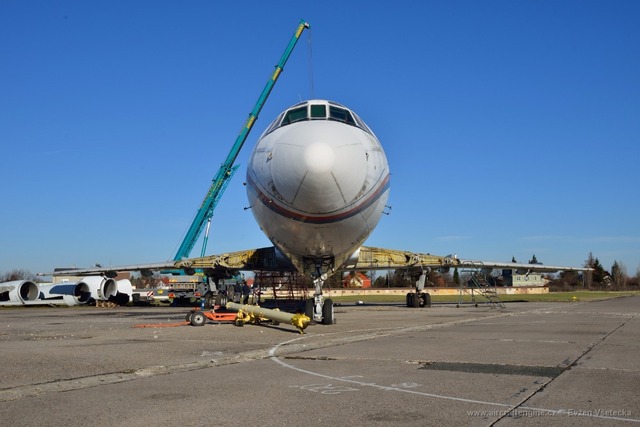 K demontáži těžkých částí byl povolán jeřáb 