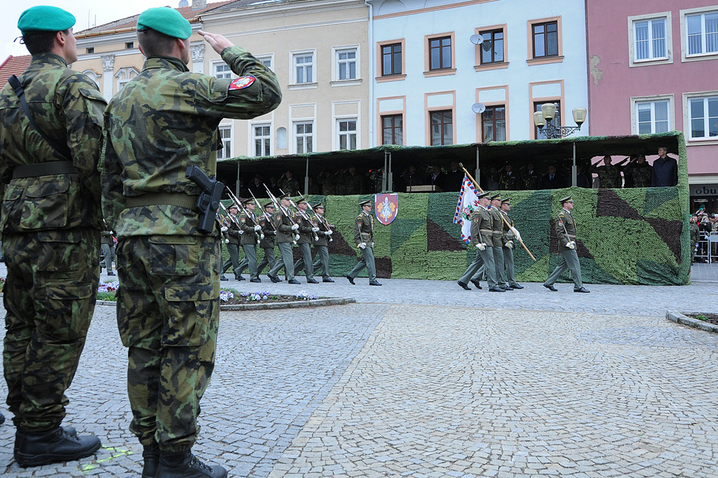  Ceremoniál ukončilo odnesení bojového praporu VeV-VA