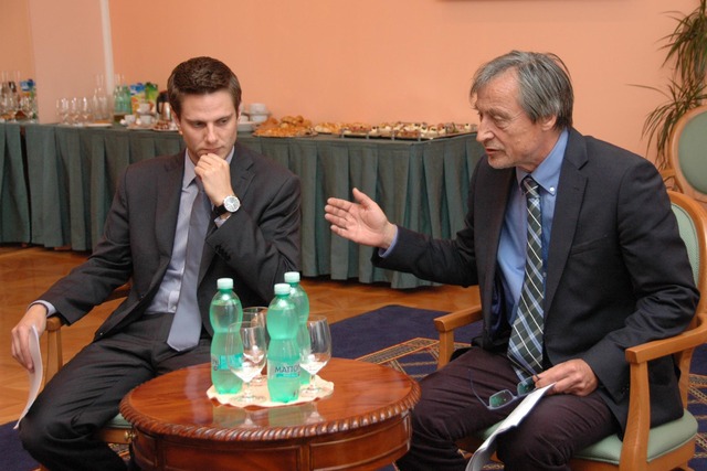 Petr Medek (vlevo) na setkání ministra obrany s novináři
