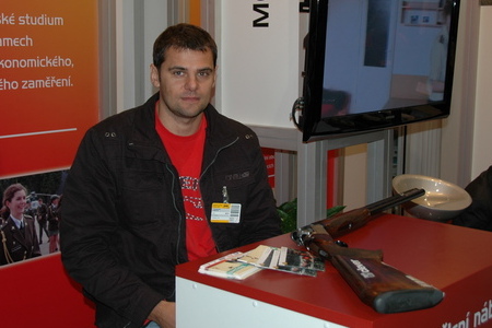 David Kostelecký se v Brně podepisoval, ukázal i pušku 