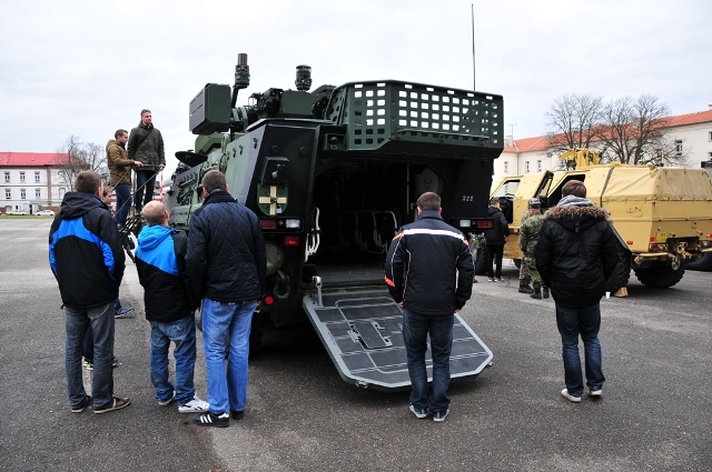 Prohlídka vystavené vojenské techniky
