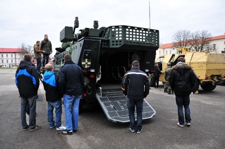 Prohlídka vystavené vojenské techniky
