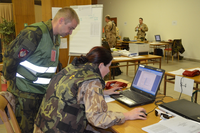 Činnost jednotlivých pracovišť místa velení byla průběžně monitorována a vyhodnocována týmem rozhodčích