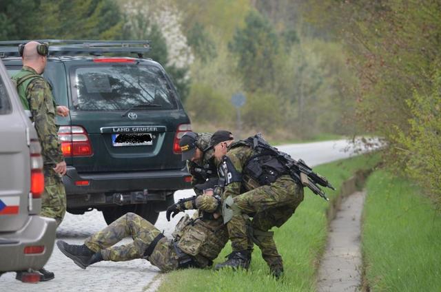  Skupina Close Protection Team (tým doprovodu a ochrany osob) při taktické činnosti a poskytování první pomoci pod palbou nepřítele
