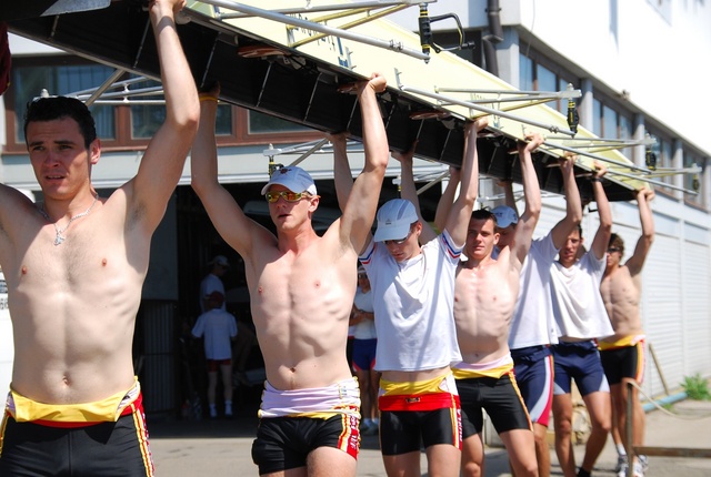 Jakub Vrabec, Jiří Srna,  Jakub Horváth a další z posádky osmiveslice do 23 let