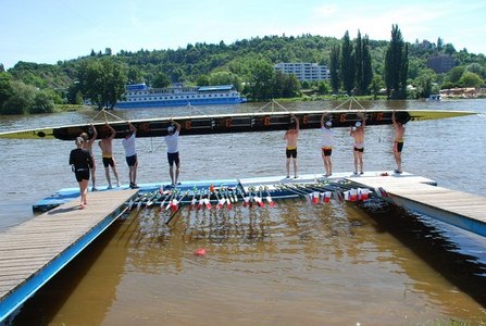 Osmiveslice ještě nad vodou