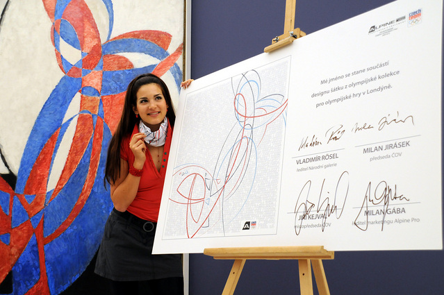 Tereza Huříková s olympijským šátkem před obrazem Amfora - Dvoubarevná fuga