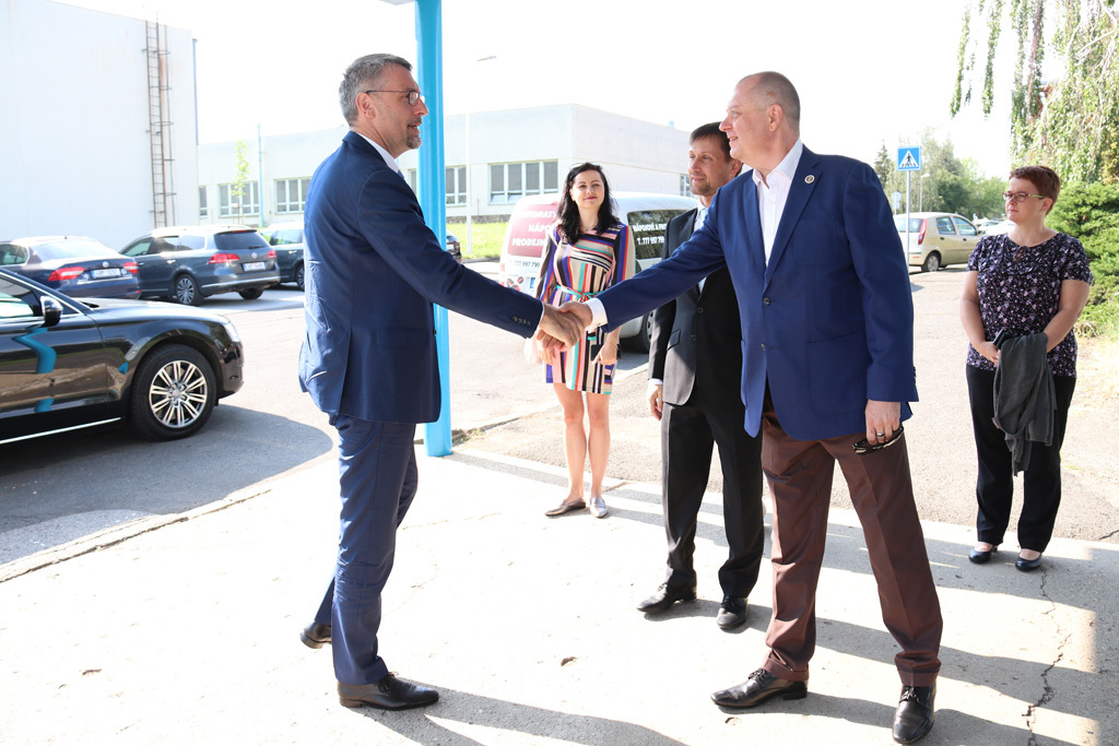  Ministr obrany Lubomír Metnar si podává ruku s bývalým ředitelem LOM Praha, s. p. Romanem Planičkou