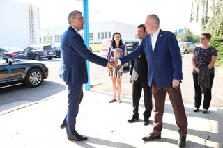  Ministr obrany Lubomír Metnar si podává ruku s bývalým ředitelem LOM Praha, s. p. Romanem Planičkou