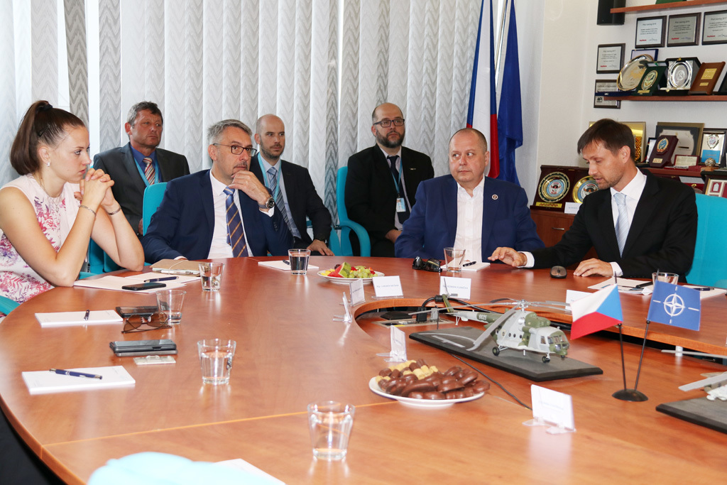  Vedení LOM Praha, s. p. seznamuje ministra obrany s činnostmi podniku