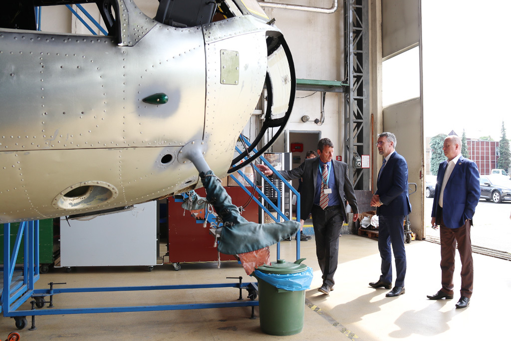  Lubomír Metnar si prohlíží dvoumotorový vrtulník Mi-17, který prochází opravou v opravárnách vrtulníků LOM Praha, s. p. v Kbelích