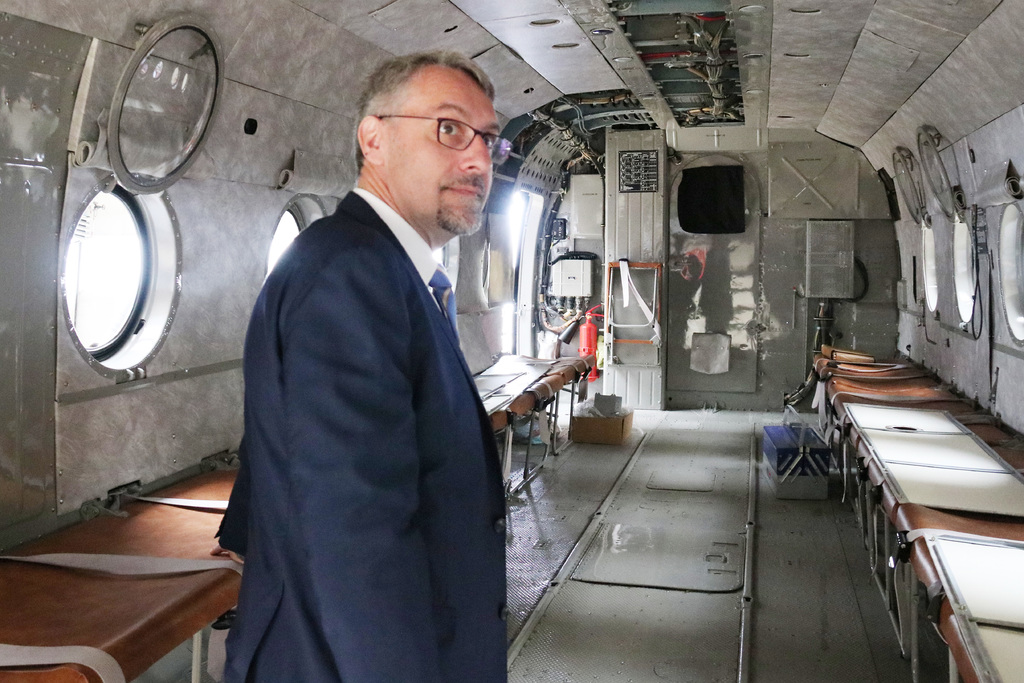  Ministr obrany nahlíží do vnitřního prostoru jednoho z vrtulníků