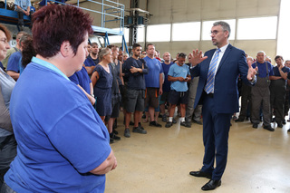  Ministr obrany diskutuje se zaměstnanci LOM Praha, s. p., kteří pracují v opravárnách vrtulníků v Kbelích