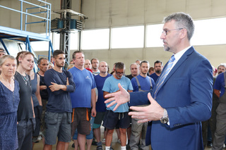  Ministr obrany diskutuje se zaměstnanci LOM Praha, s. p., kteří pracují v opravárnách vrtulníků v Kbelích