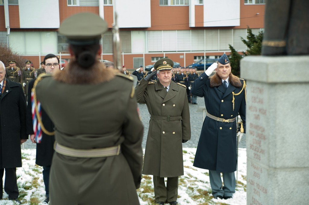 Generálmajor Jaromír Zůna a plukovník Milan Virt, velitel Posádkového velitelství Praha, během pietní vzpomínky na armádního generála Tomáše Sedláčka, jehož pomník se nachází v areálu velitelství.