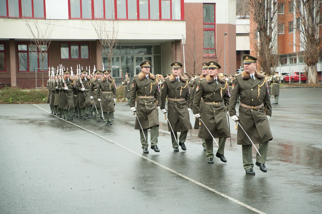 Příslušníci Čestné stráže AČR během slavnostního nástupu u příležitosti nedožitých 101. narozenin gen. Sedláčka defilují před čestnými hosty této akce.