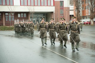Příslušníci Čestné stráže AČR během slavnostního nástupu u příležitosti nedožitých 101. narozenin gen. Sedláčka defilují před čestnými hosty této akce.