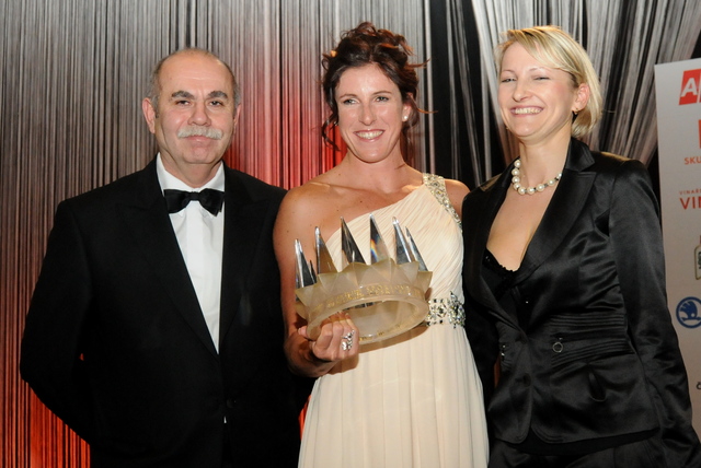 Vítězce hned gratulovali Kateřina Bartošová z KabMO a ředitel ASC Dukla plk. Priščák