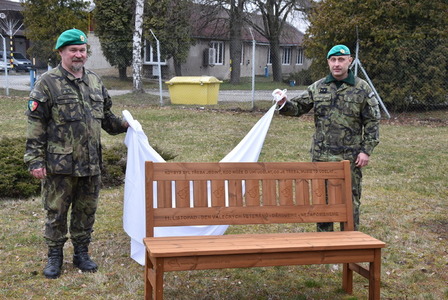 V Přáslavicích odhalili lavičku pro válečné veterány 