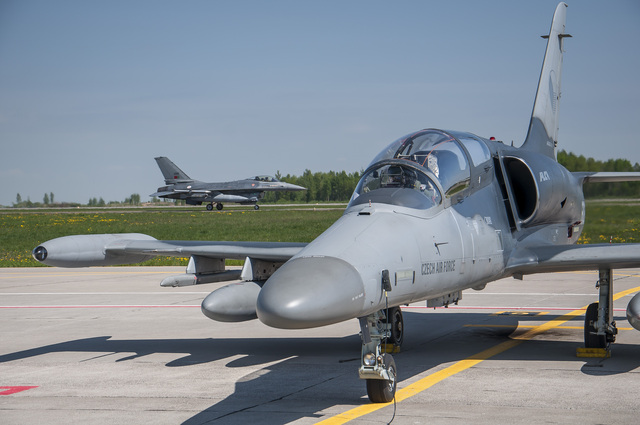 Česká L-159 ALCA a portugalská F-16