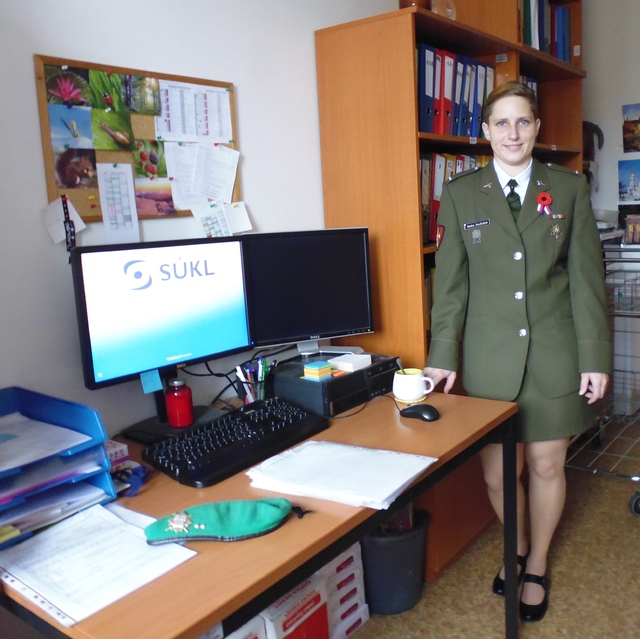 Desátnice Ing. Radka Zajícová, velitelka roje, postgraduální student na VŠCHT Praha, brigádník na Státním ústavu pro kontrolu léčiv 