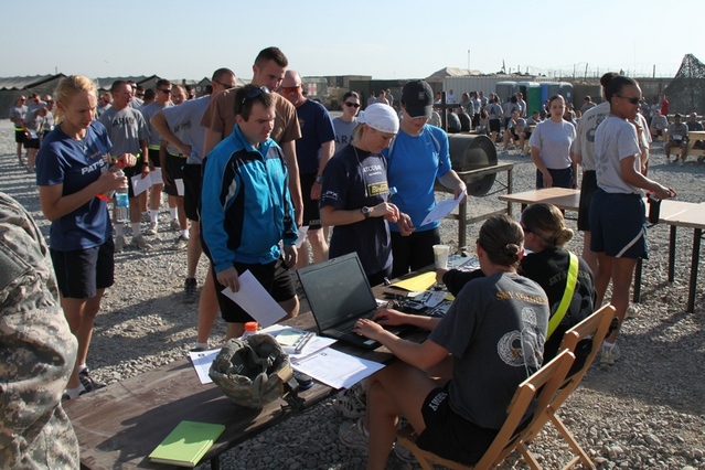 Čeští závodníci při registraci