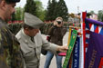 fotografie 2 - stuhu převzal od náčelníka Vojenské policie plukovník Jiří Neubauer - velitel velitelství táborské Vojenské policie