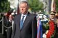 Předseda vlády Topolánek při pokládání věnců