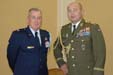Plukovník Walter E. Scales, vojenský a letecký přidělenec USA v ČR, a generálmajor Ondrej Páleník, ředitel Vojenského zpravodajství