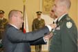 Ministr obrany Martin Barták dekoruje plukovníka Jeffrey S. Holacheka