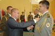 Martin Barták dekoruje slovenského přidělence obrany Alexandra Sidorjáka