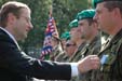 Náměstek Fulík dekoruje příslušníka 14. kontingentu AČR KFOR